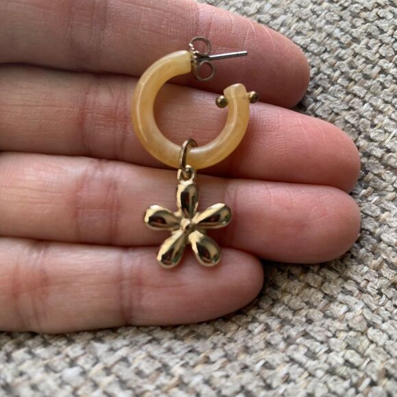 Vintage Earrings Yellow Lucite Gold tone Flower 1.5 inch Hoop Dangle Drop 70s - Picture 5 of 8